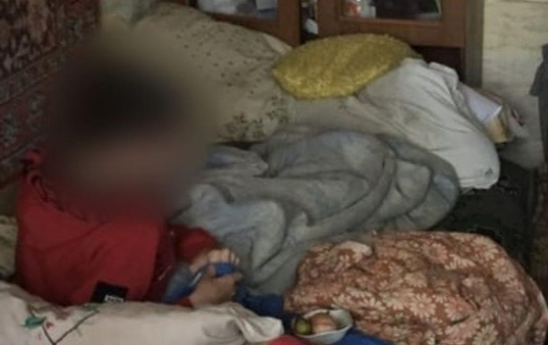 У Києві жінка на два тижні покинула сина у квартирі без їжі та води