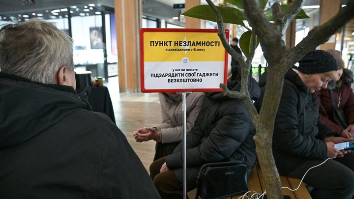 Допомагають жителям і енергетикам: у школах Києва не лише навчають учнів, а й забезпечують роботу "пунктів незламності"