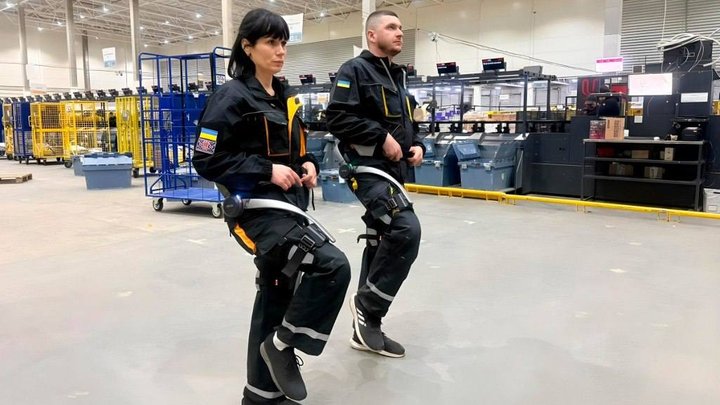 Укрпошта тестує екзоскелети для працівників у логістичному терміналі Києва