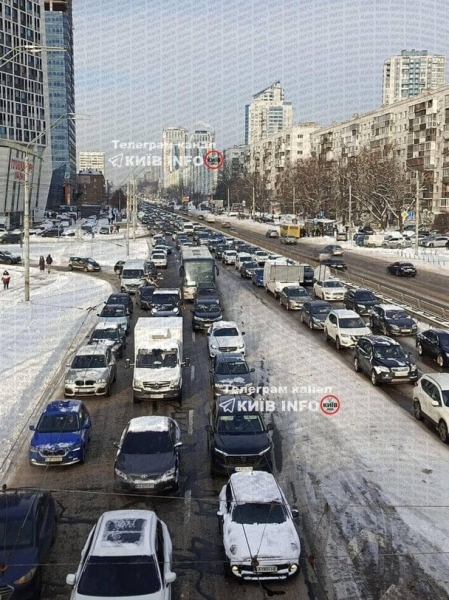 
 Київ зупинився через снігопад: де найбільші затори та затримки транспорту (фото, відео)
 