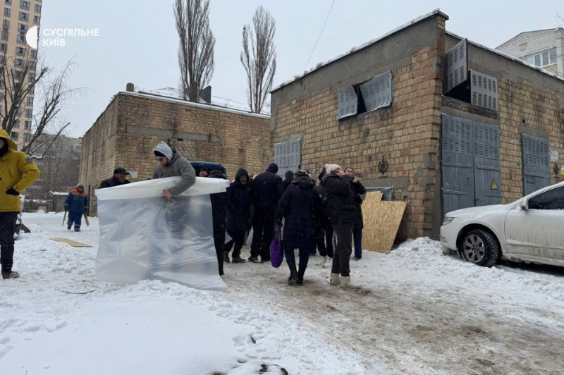 "Дякуємо Путіну, що звільнив від квартири й машини": що розповідають мешканці Солом'янського району Києва про атаку РФ