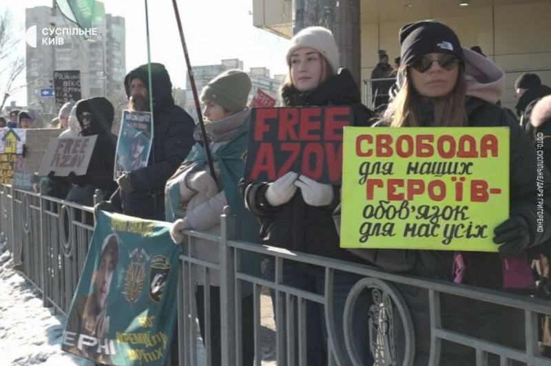 Наглядачі в неволі розповідають бійцям про акції: у Києві пройшов черговий захід на підтримку полонених