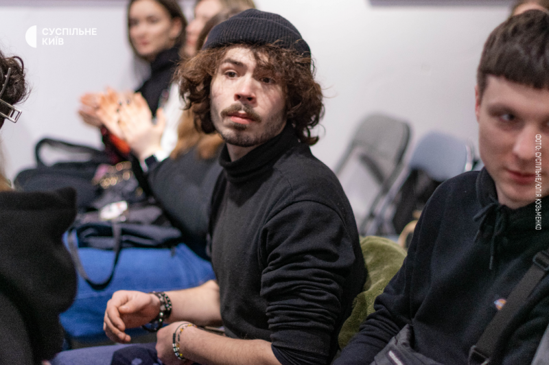 "Важлива тільки метаромантика": військові в Києві читали поезію бойового досвіду та розказали про новий літнапрям