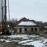 Історія під ковшем екскаватора: на Осокорках знищують найстарішу дерев’яну садибу заради чергової висотки