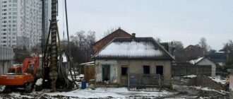 Історія під ковшем екскаватора: на Осокорках знищують найстарішу дерев’яну садибу заради чергової висотки