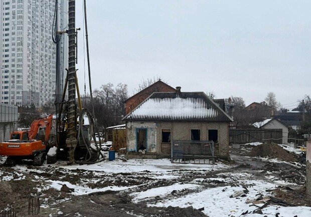 Історія під ковшем екскаватора: на Осокорках знищують найстарішу дерев’яну садибу заради чергової висотки 