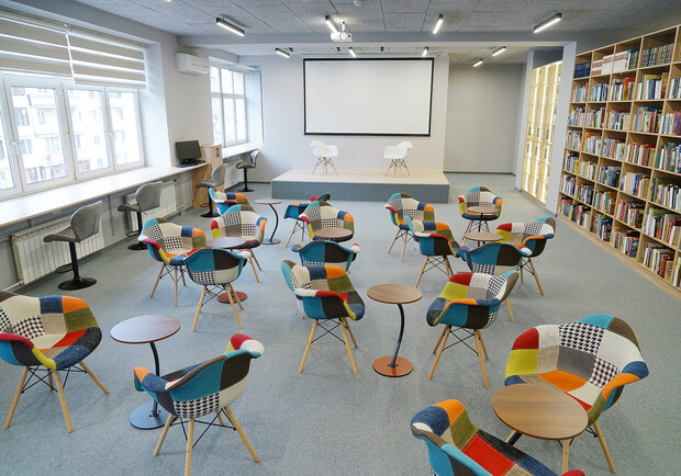 В Киеве в Гринченковском университете открыли обновленную безбарьерную библиотеку. 