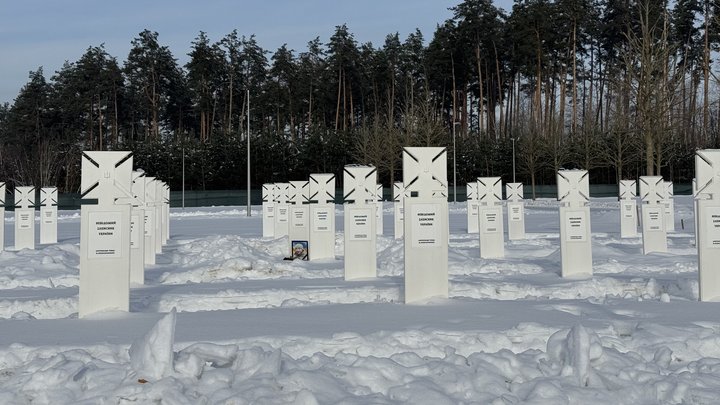 "Сперечаємось за клаптик землі, де їх захоронити". НВМК продовжує поховання військових після постанови Верховного суду