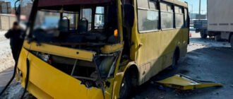 У Києві зіткнулися маршрутка та фура