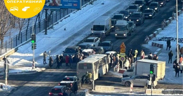 
 У Києві через відсутність світла перекрили вулицю: що кажуть у поліції
 