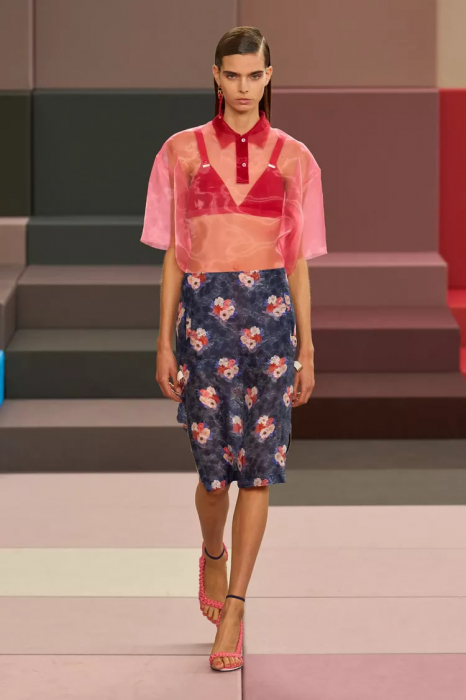 Стильные бра-топы и лёгкие топы на подиумах.