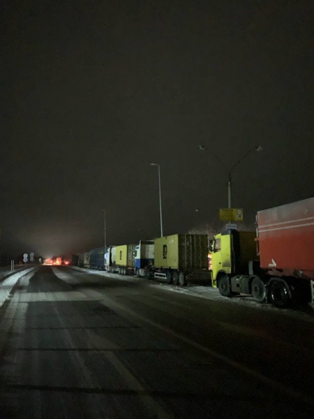 
 Сніг паралізує Київщину: водіїв попередили про критичну ситуацію на дорогах (фото, відео)
 