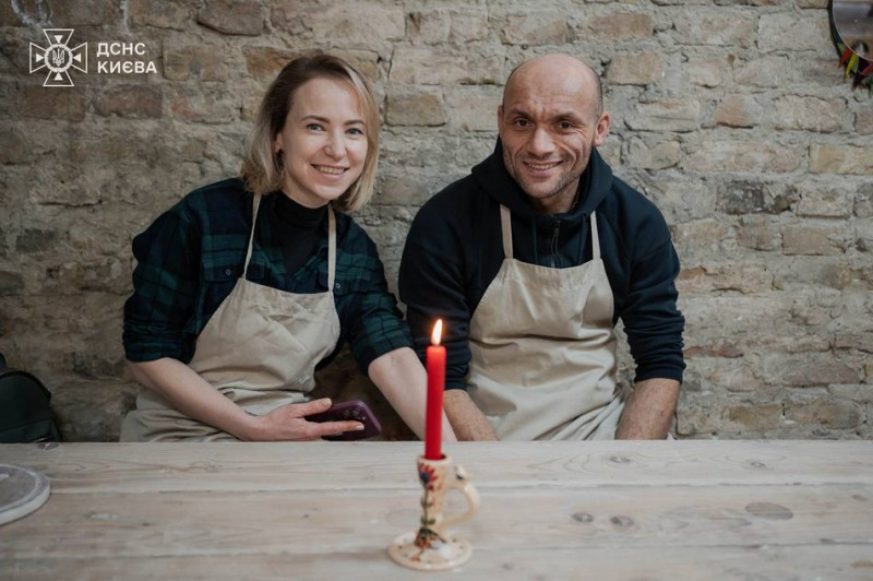 Разом зліпити "чашку для кохве": ДСНСникам Києва та їхнім коханим провели урок гончарства