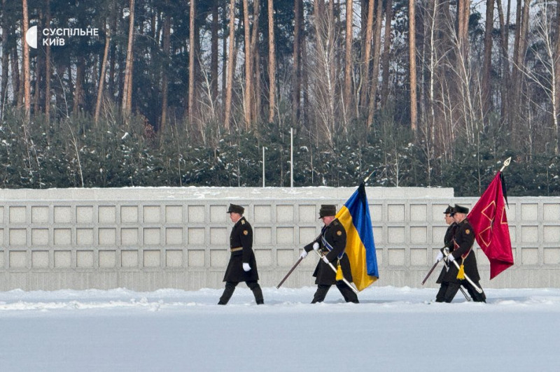 "Сперечаємось за клаптик землі, де їх захоронити". НВМК продовжує поховання військових після постанови Верховного суду