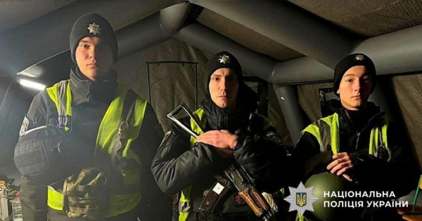 
 За&nbsp;мить до&nbsp;самогубства: у&nbsp;Києві поліцейські врятували хлопця, який хотів стрибнути з&nbsp;сьомого поверху
 