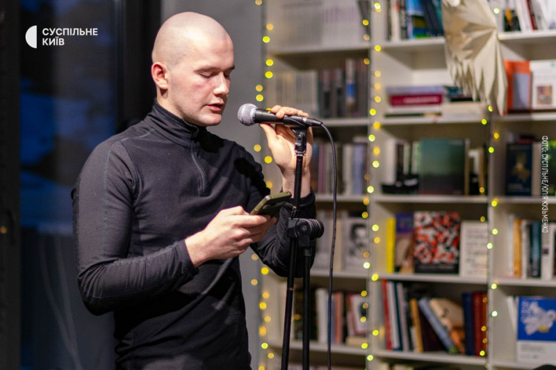 "Важлива тільки метаромантика": військові в Києві читали поезію бойового досвіду та розказали про новий літнапрям