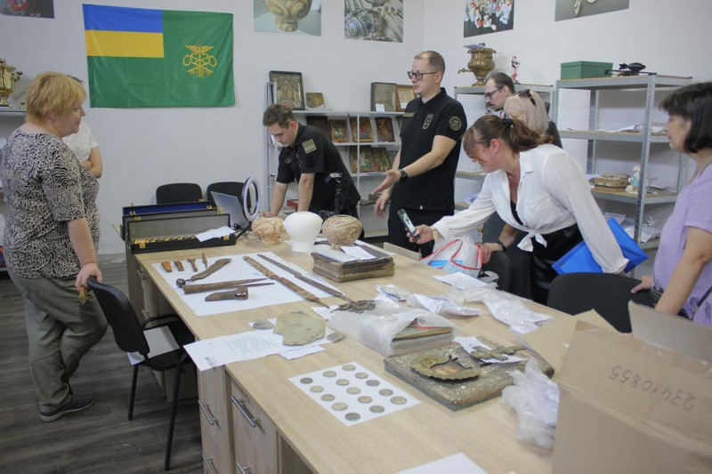 Київські митники передали до музею трипільську вазу V тисячоліття до н.е., яку намагалися вивезти за кордон