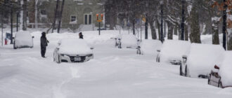 Київ зупинився через снігопад: де найбільші затори та затримки транспорту (фото, відео)