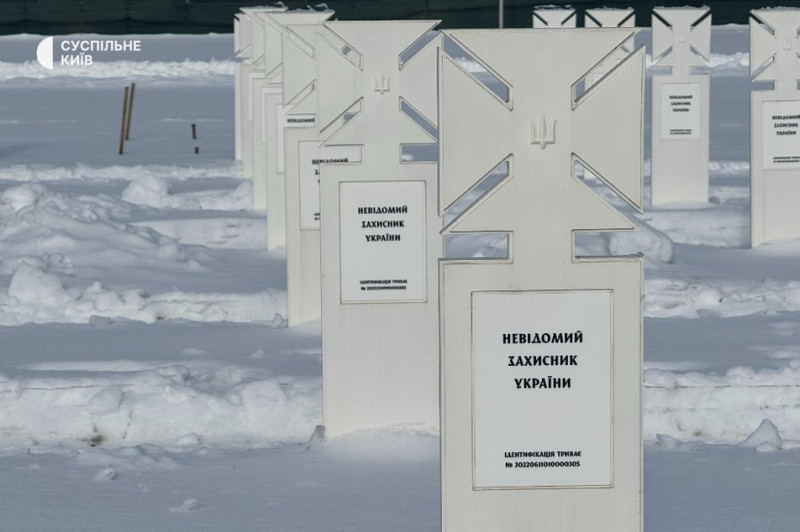 "Сперечаємось за клаптик землі, де їх захоронити". НВМК продовжує поховання військових після постанови Верховного суду