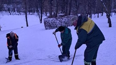 
 Київ замело "по&nbsp;вуха": сніговий шторм паралізував траси, авто зносить з&nbsp;доріг (фото, відео)
 
