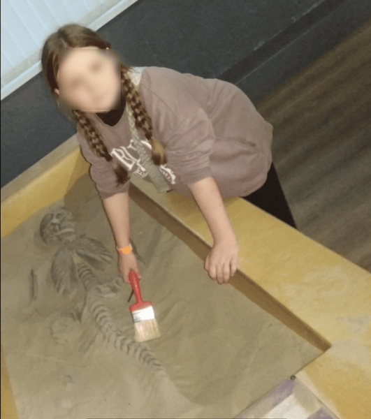 
 "Занадто широка кофта": у Києві вчителі цькують школярку за зовнішній вигляд
 