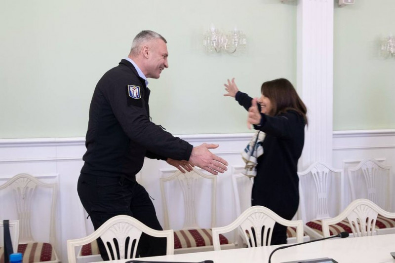 Міська голова Парижа Анн Ідальго зустрілася з Кличком та відвідала Бородянку