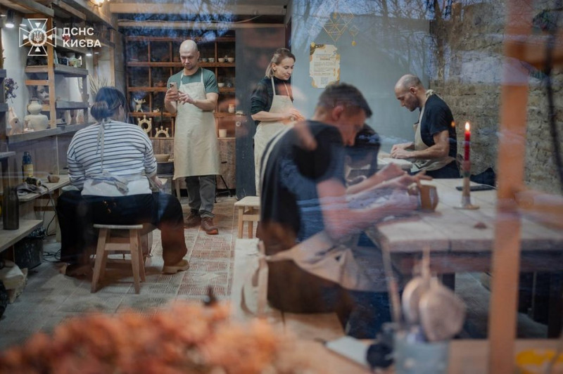 Разом зліпити "чашку для кохве": ДСНСникам Києва та їхнім коханим провели урок гончарства