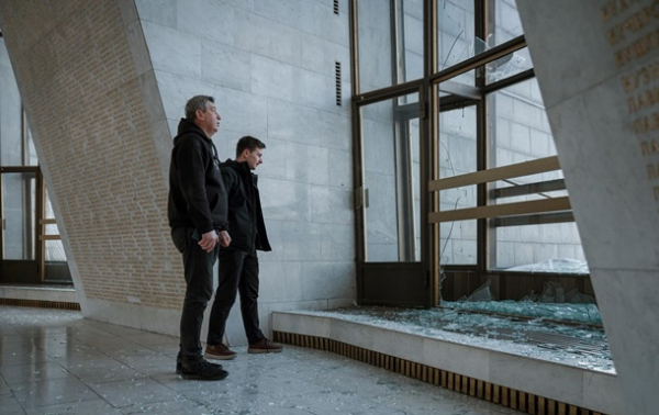 РФ пошкодила зал слави у підніжжі монумента Батьківщина-мати в Києві