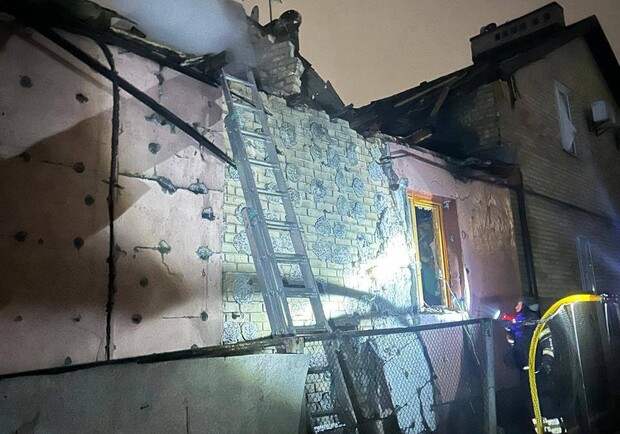 Внаслідок обстрілу росіян сталось руйнування приватного будинку. Фото: ДСНС