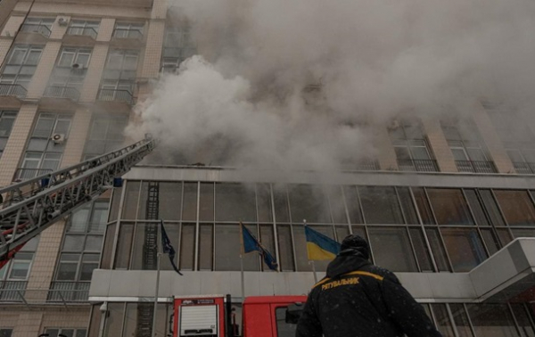 У центрі Києва спалахнула пожежа в готелі
