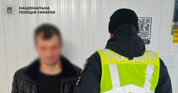 
 У Києві чоловік запустив салют, намагаючись вразити нову знайому (фото)
 