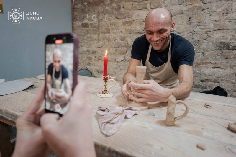 Разом зліпити "чашку для кохве": ДСНСникам Києва та їхнім коханим провели урок гончарства