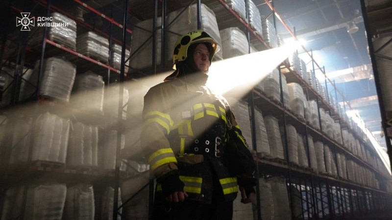 В Яготині на Київщині все ще гасять пожежу після обстрілу 7 лютого