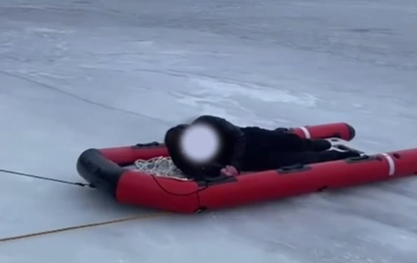 У Києві двоє підлітків провалилися під лід У Києві двоє підлітків провалилися під лід