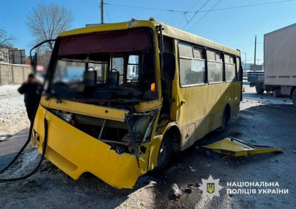 
 У&nbsp;Києві на&nbsp;Кільцевій дорозі маршрутка зіткнулася з&nbsp;фурою: є&nbsp;постраждалі (фото)
 