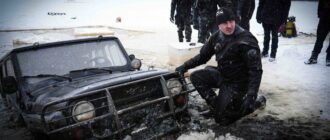 На Київському морі авто з людьми провалилося під кригу: пошуки тривають другу добу