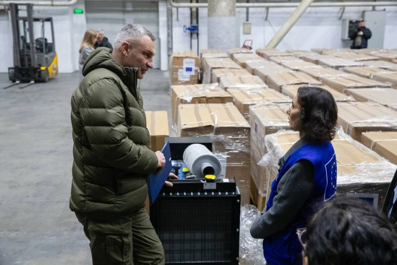 ЄС передав до Києва другу партію генераторів. Їх під'єднають до житлових будинків