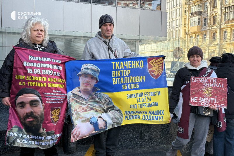 "Не дай світу забути про них": у Києві відбулася щонедільна акція на підтримку полонених та безвісти зниклих воїнів