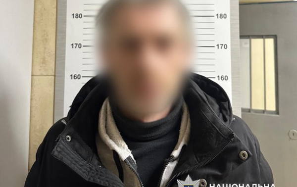 Працівники автомийки у Києві "обчистили" клієнтку під час тривоги