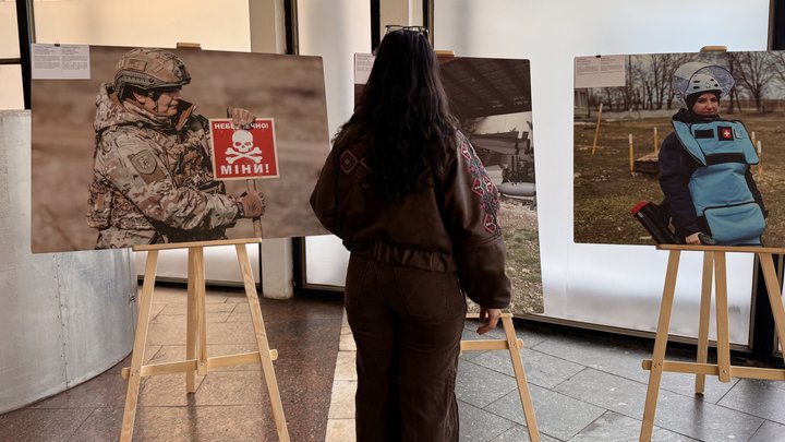 Фотовиставку "Жінки у розмінуванні" відкрили у столичній підземці