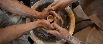 Разом зліпити "чашку для кохве": ДСНСникам Києва та їхнім коханим провели урок гончарства