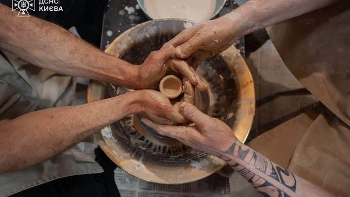 Разом зліпити "чашку для кохве": ДСНСникам Києва та їхнім коханим провели урок гончарства
