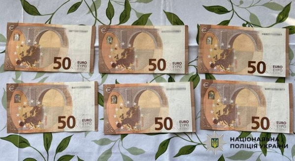 Забрала з дому всі заощадження: у Києві працівники мийки викрали майже мільйон з багажника клієнтки
Забрала з дому всі заощадження: у Києві працівники мийки викрали майже мільйон з багажника клієнтки