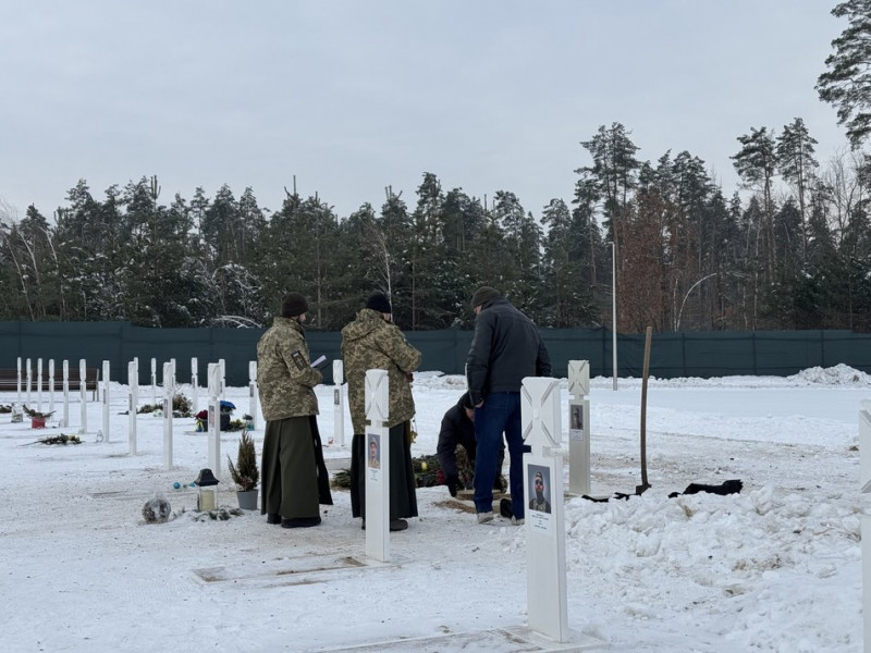 "Сперечаємось за клаптик землі, де їх захоронити". НВМК продовжує поховання військових після постанови Верховного суду