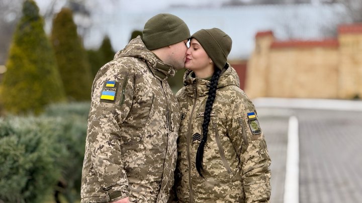 Разом зліпити "чашку для кохве": ДСНСникам Києва та їхнім коханим провели урок гончарства