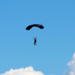 У небі над Києвом помітили людину на парашуті: що відомо