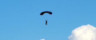 У небі над Києвом помітили людину на парашуті: що відомо