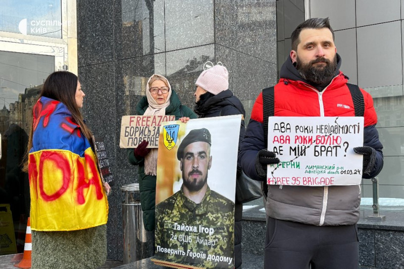 "Не дай світу забути про них": у Києві відбулася щонедільна акція на підтримку полонених та безвісти зниклих воїнів