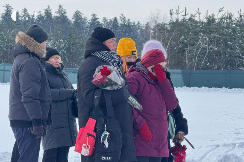 "Сперечаємось за клаптик землі, де їх захоронити". НВМК продовжує поховання військових після постанови Верховного суду