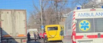 У Києві на Кільцевій дорозі маршрутка зіткнулася з фурою: є постраждалі (фото)